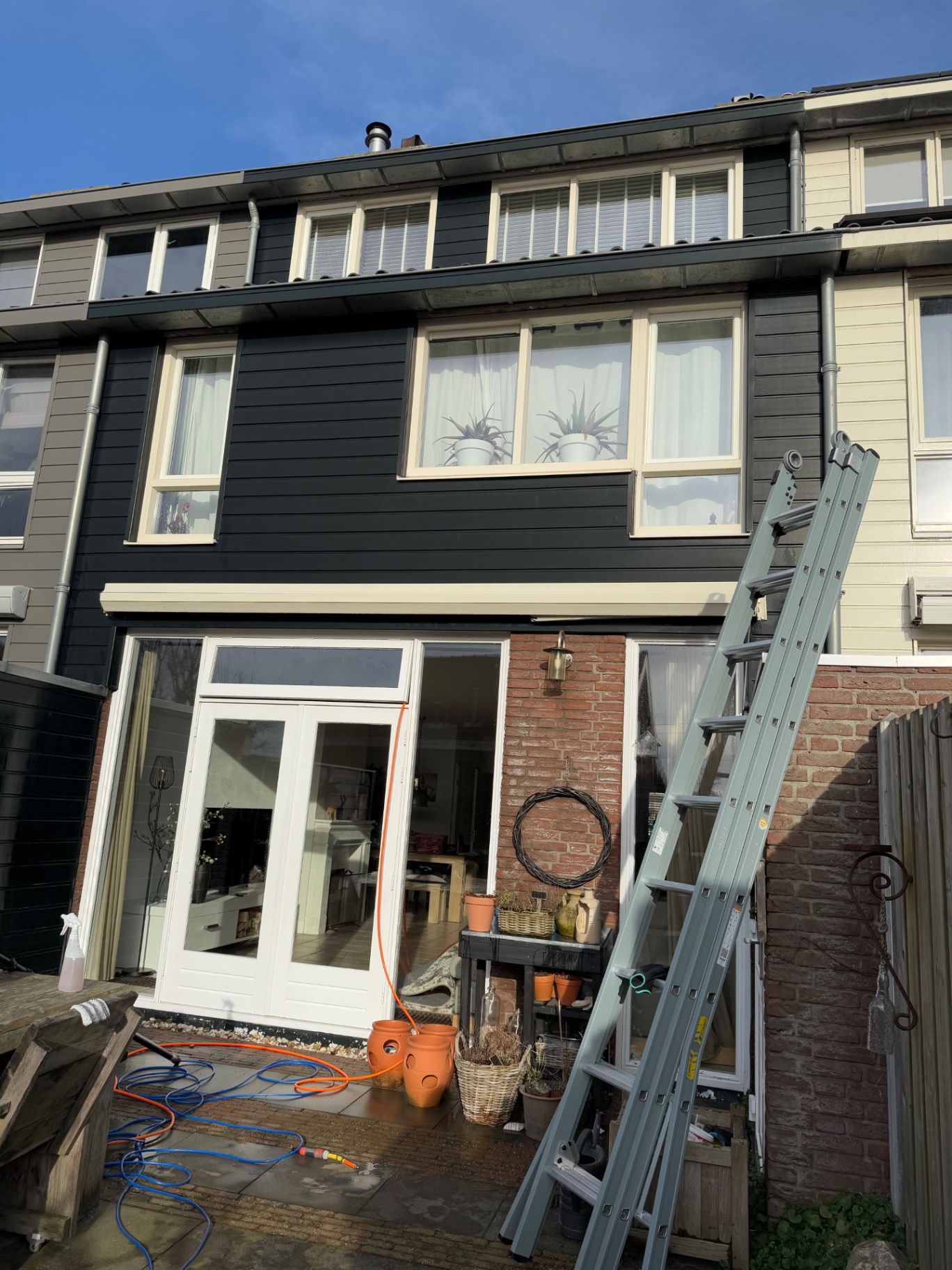 Woning waar Clean Finesse de gevel en beglazing reinigt met ladder en telescoopsysteem